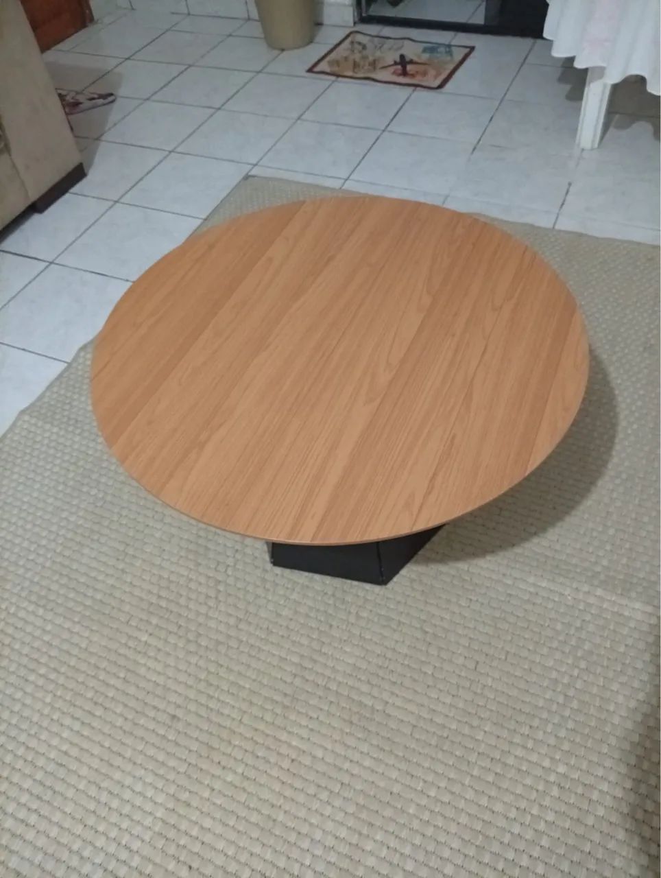 Mesa de Centro Redonda Moderna - Tampo Amadeirado e Base Negra (Excelente Estado) - Foto 4
