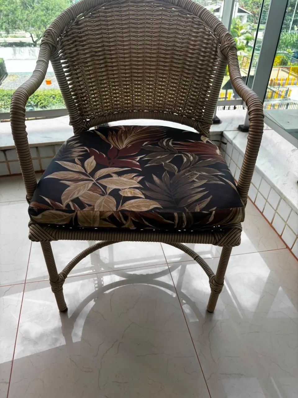 Mesa com quatro cadeiras  - Foto 4