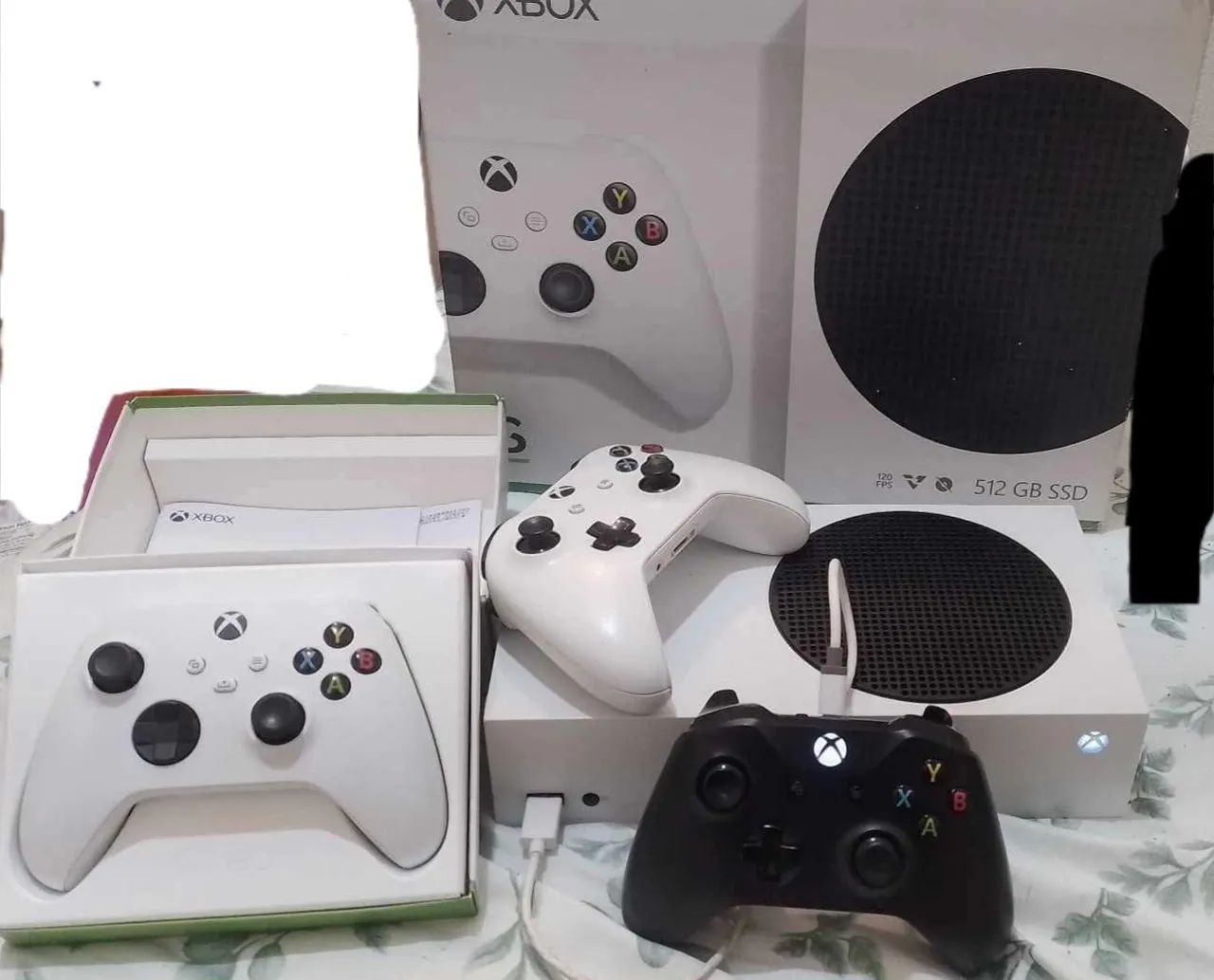 Xbox Series S com 3 controles 