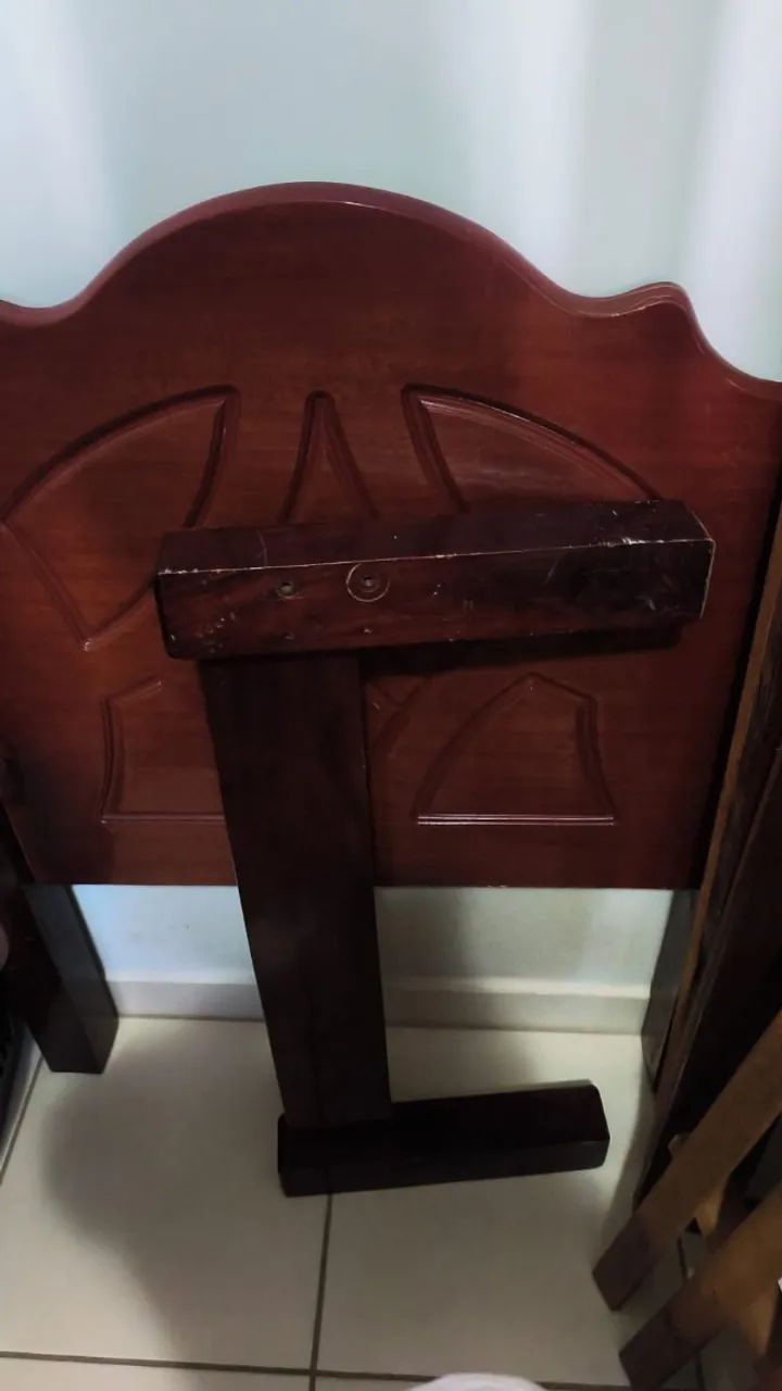 Vende-se cama de solteiro de madeira. - Foto 2