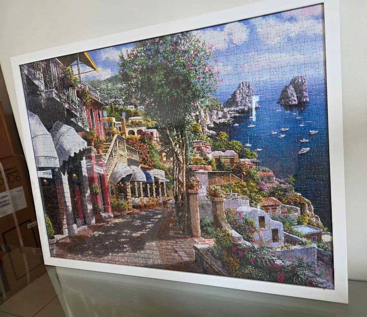 Quadro quebra cabeça emoldurado com vidro novo.