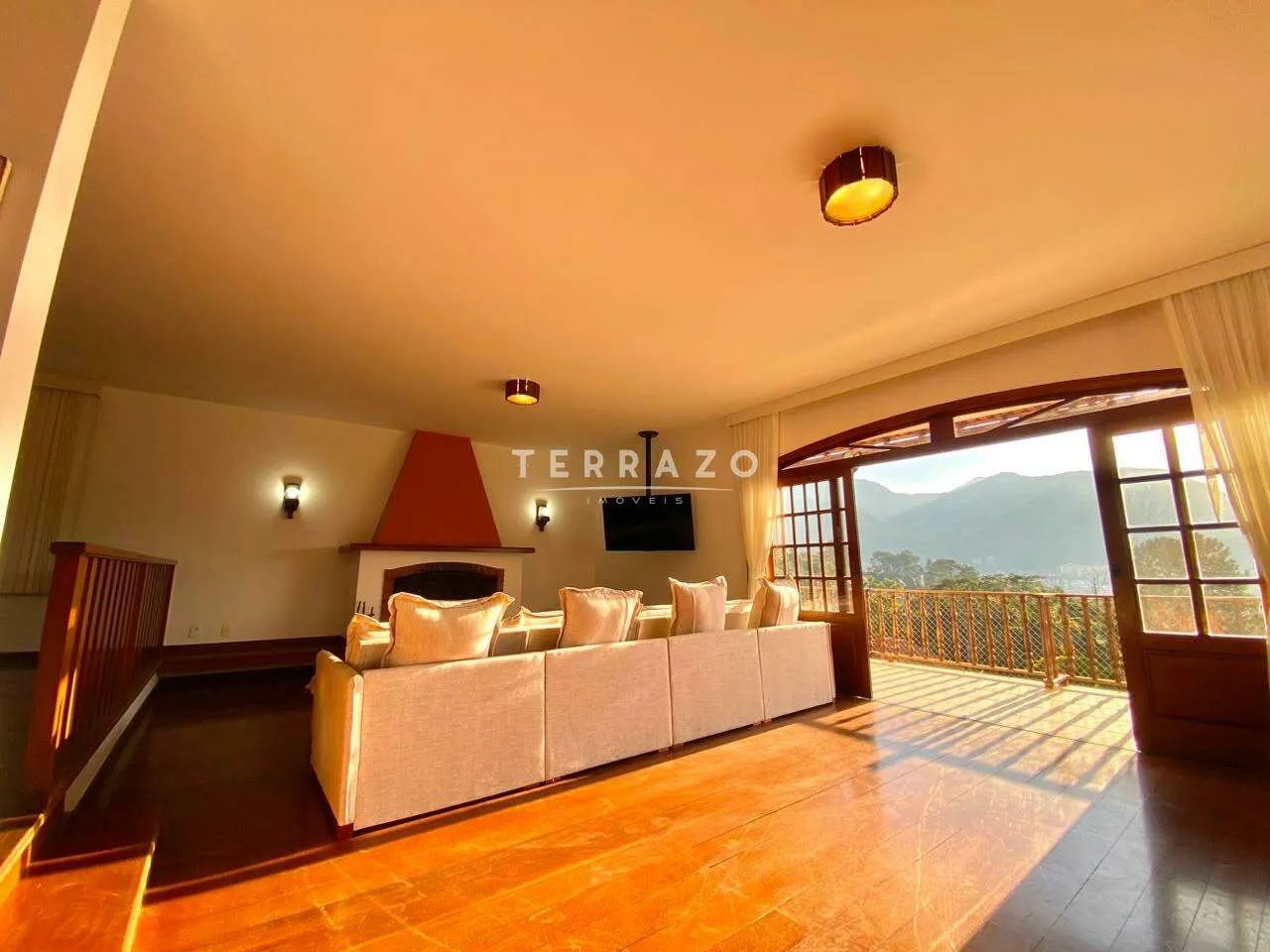 Casa mobiliada para aluguel em Araras (Teresópolis) com 8 quartos e lazer completo