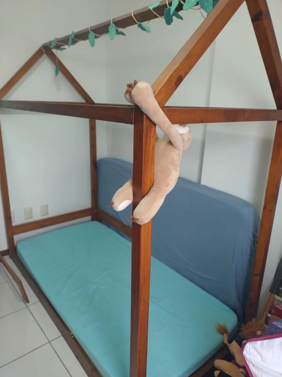 Cama montessoriana casinha de madeira maciça - Foto 4