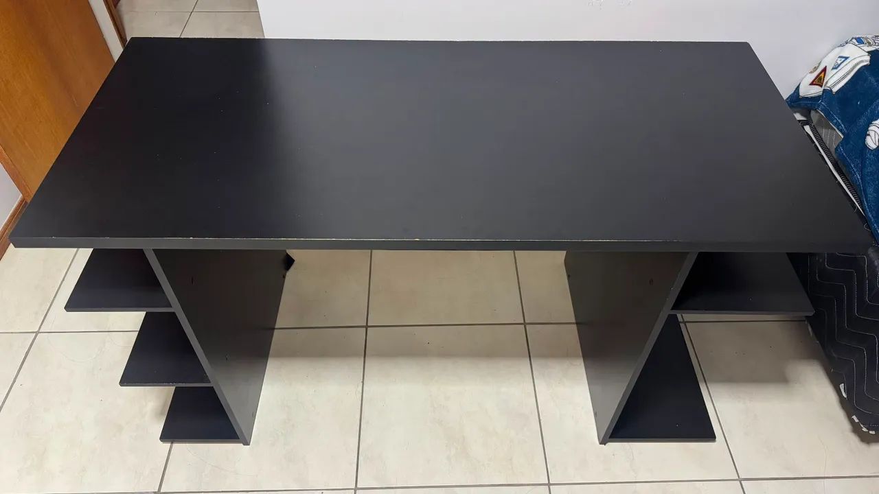 Mesa de escritório preta
