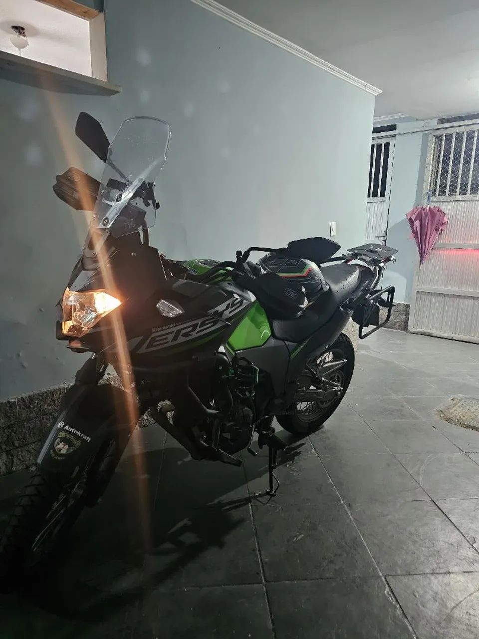 Versys 300 com acessórios. 