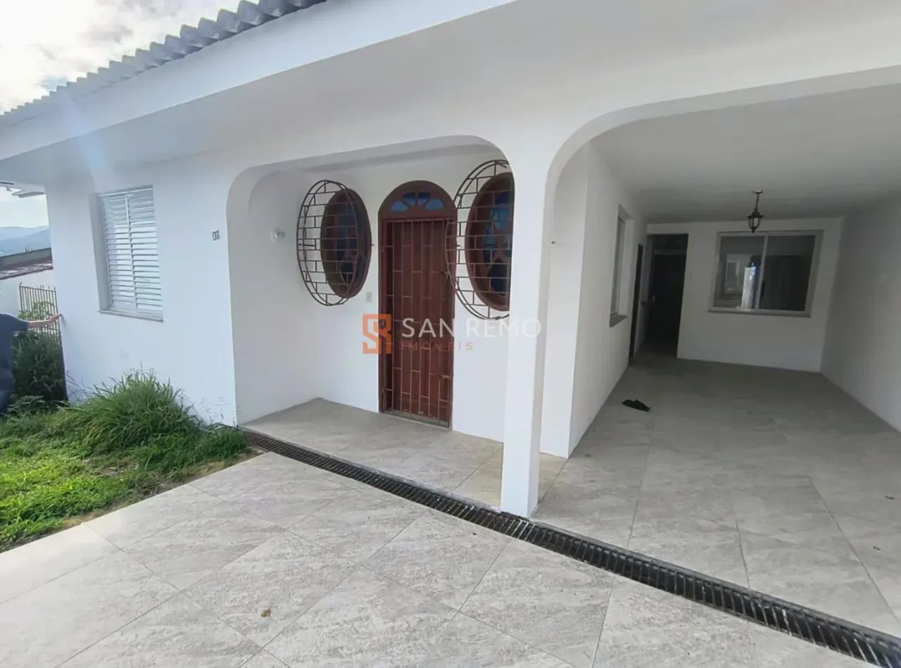 Trindade | Casa 3 quartos, sendo 1 suite