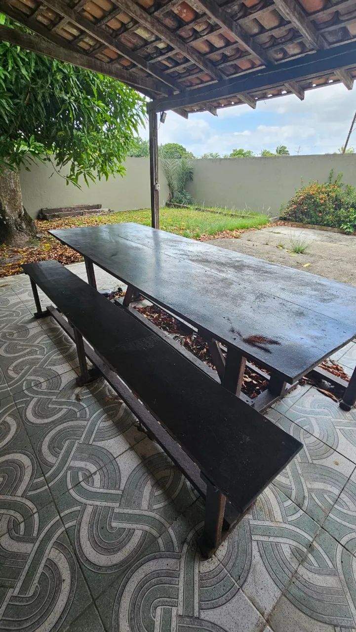 Mesa grande com 2 bancos