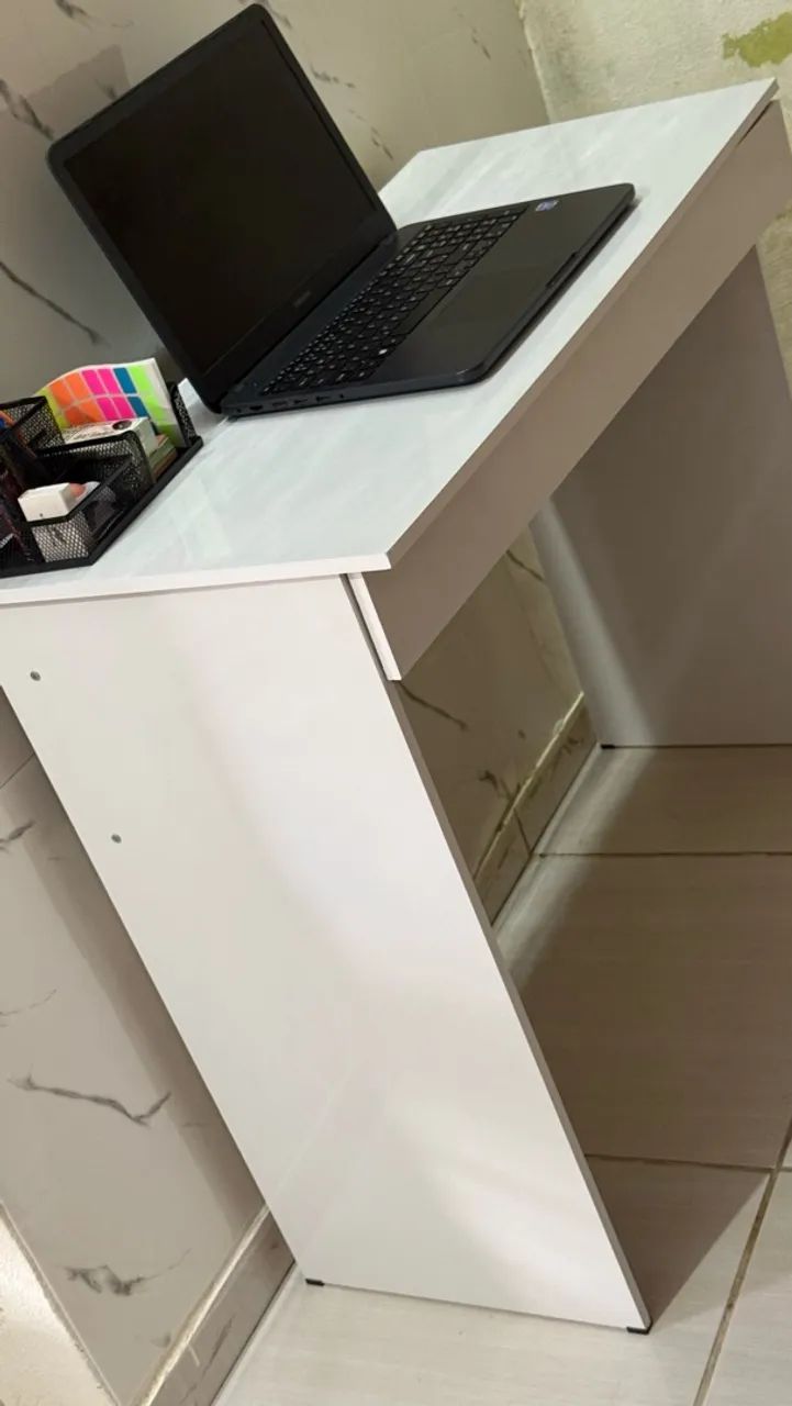 Escrivaninha com gaveta