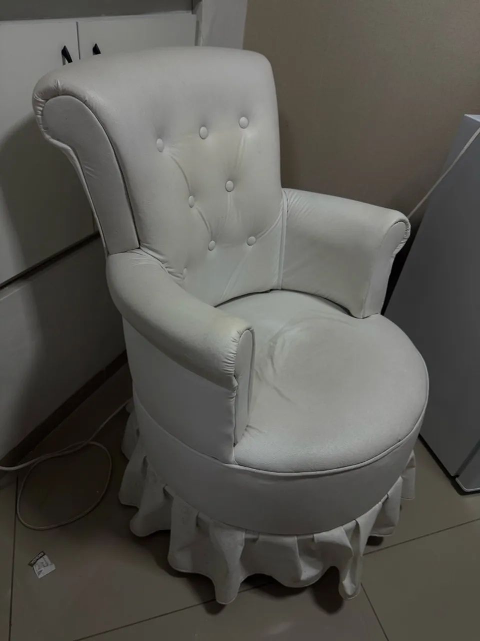 2 POLTRONAS DE AMAMENTAÇÃO BRANCAS - Foto 2