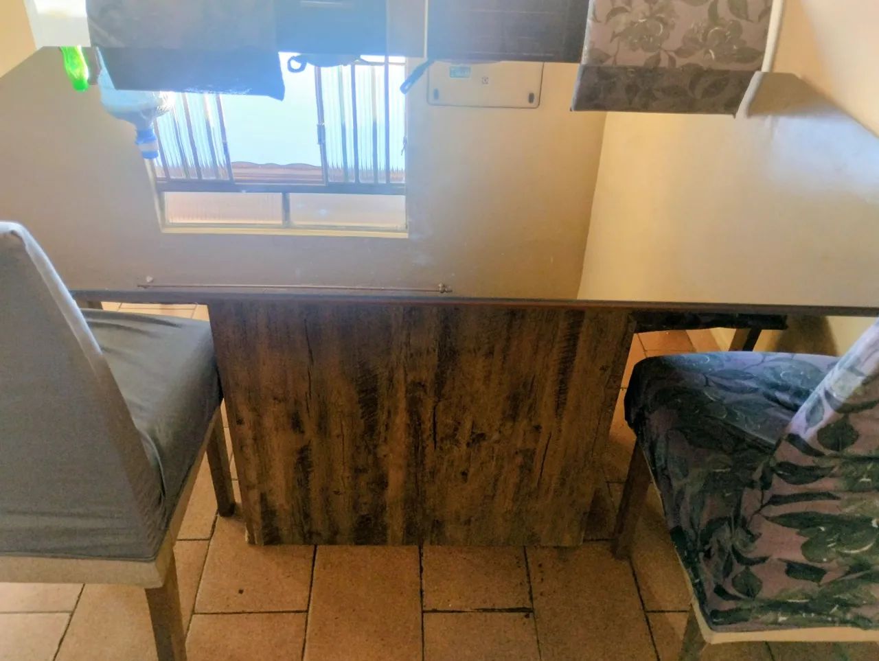 Mesa de vidro com apoio de madeira  linda - Foto 3
