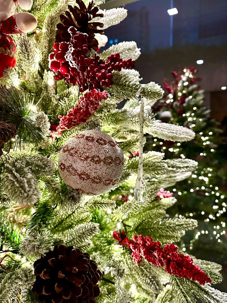Árvore Natal nevada com frutas vermelhas 2.10m - Foto 4