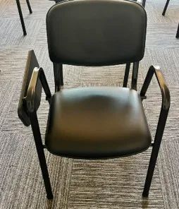 Cadeiras com mesa retrátil 