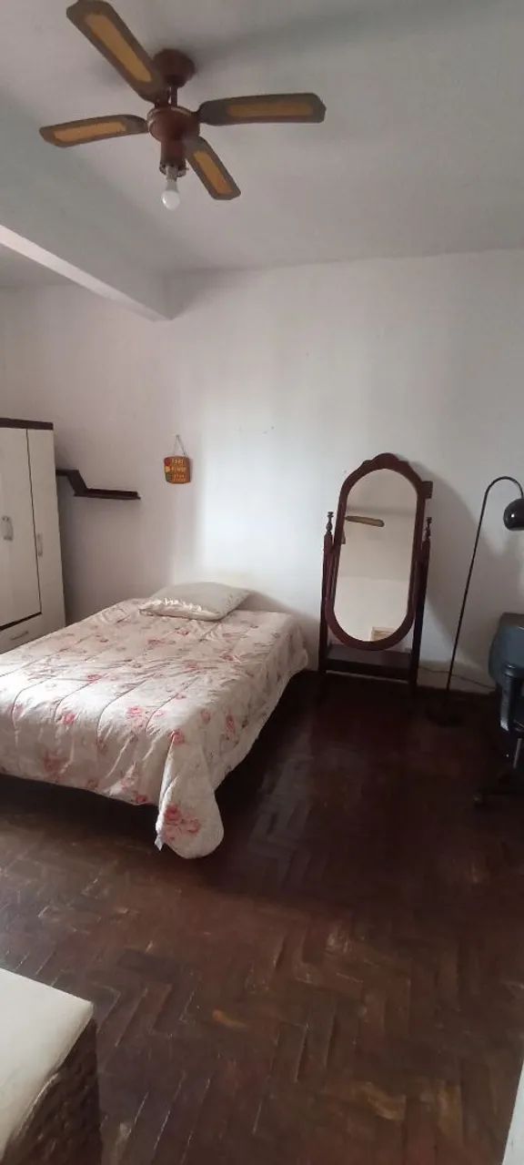 Quarto grande com banheiro no Coração Eucarístico próximo Puc 
