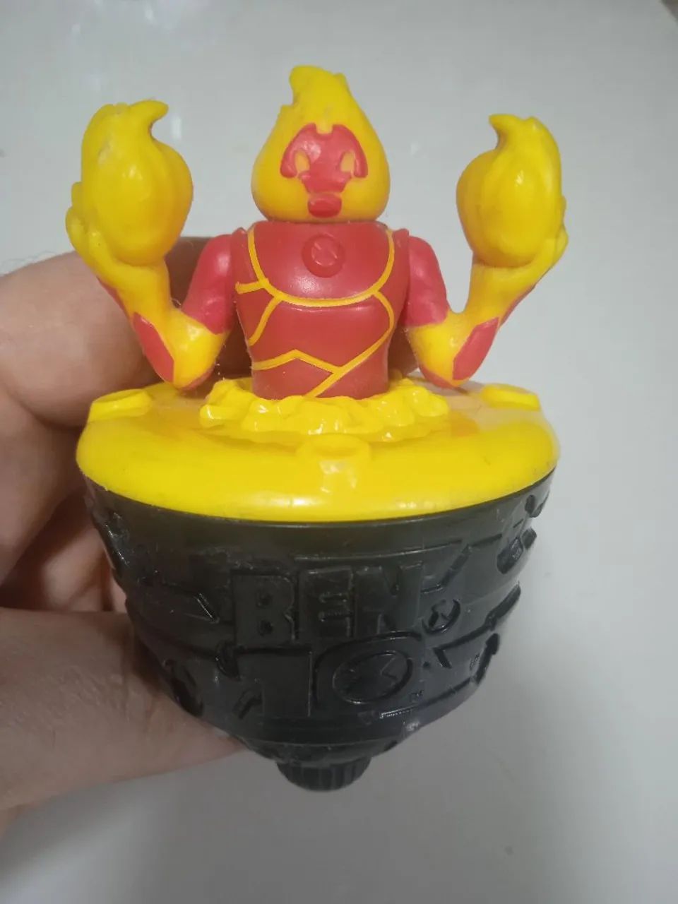 Peão giratório do personagem Chama (Heatblast) do Ben 10 - Hobbies