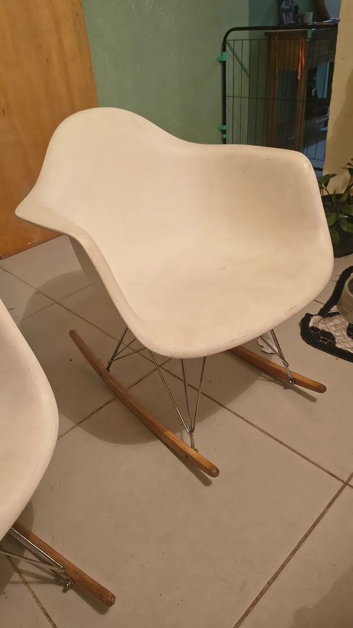 Vendo Duas Cadeiras Eames de Balanço 