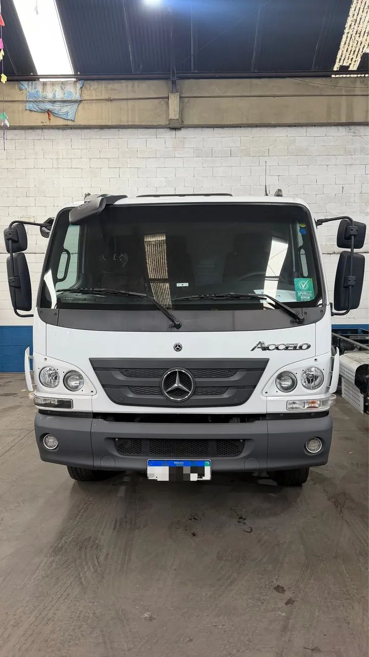 Accelo 1017/39 ano 2025 com ar no Chassi 
