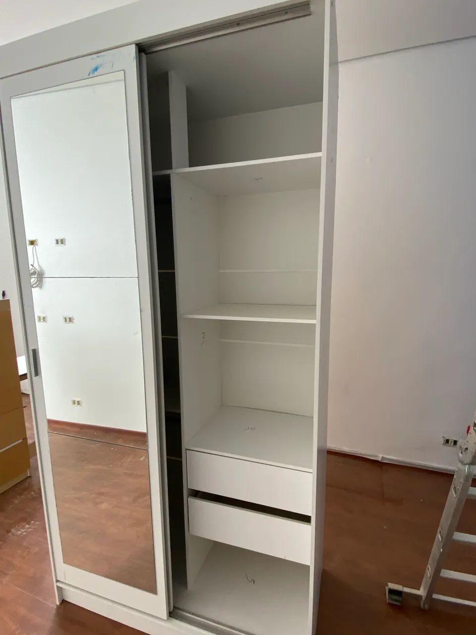Quarda roupa solteiro com espelho e escrivaninha 