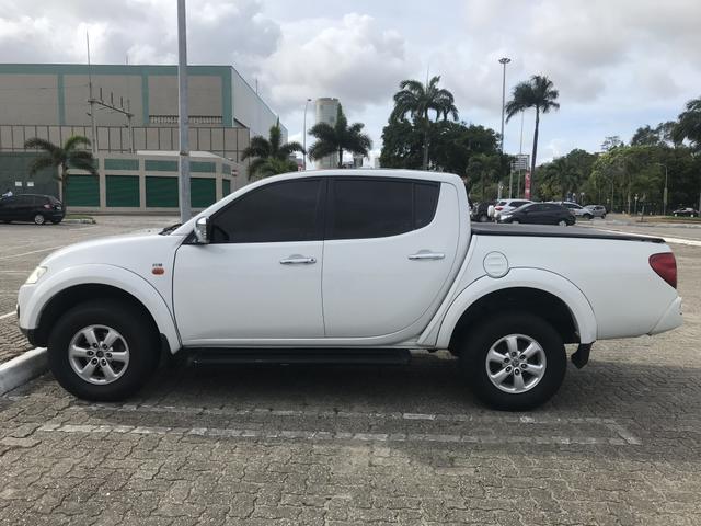 Mitsubishi Triton branca diesel 3.2 Hpe 2013 / 2013 4x4. Muito nova. 4 pneus novos