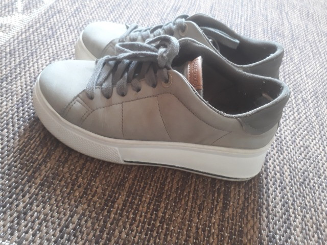 tenis com pompom arezzo