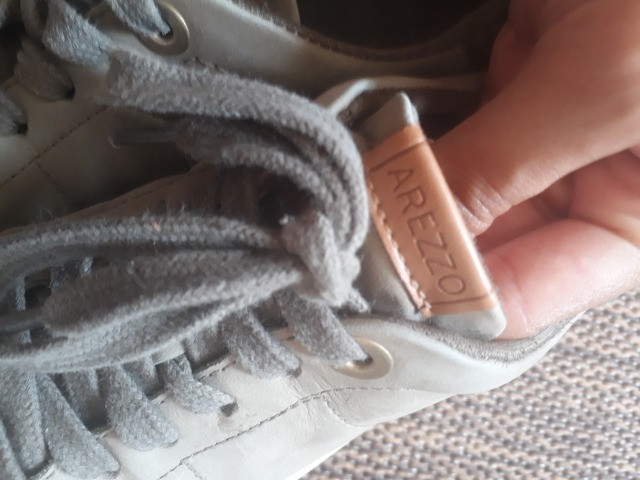 tenis com pompom arezzo