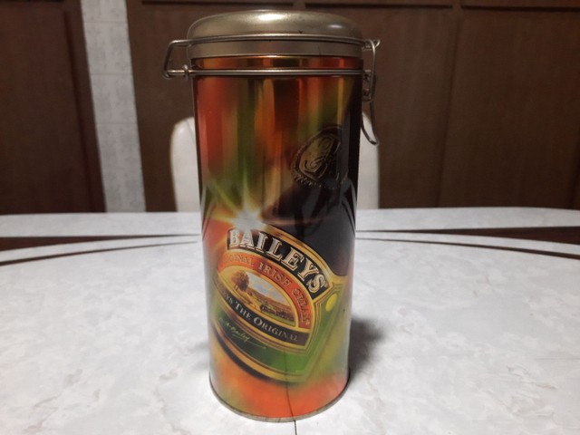 Embalagem metálica (lata) da bebida Beileys Original. Antiga. 