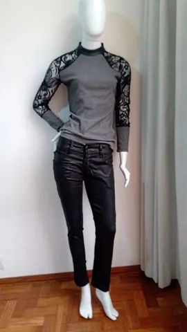 Blusa em malha canelada com renda