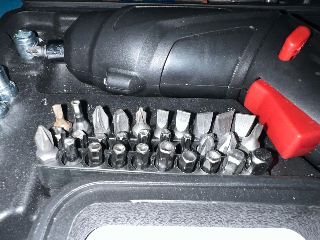 Parafusadeira/Furadeira com Kit de Bits - Foto 2