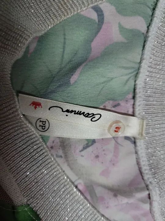 Blusa  Carmim floral e pavão branco. - Foto 5