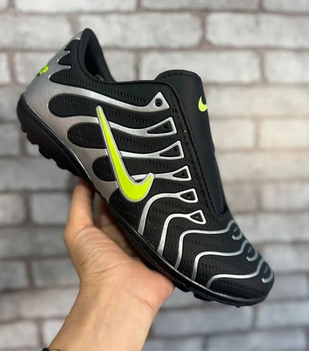 Chuteira society da Nike 