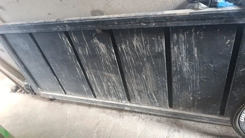 PORTA DE FERRO COM BATENTE, EM PERFEITO ESTADO