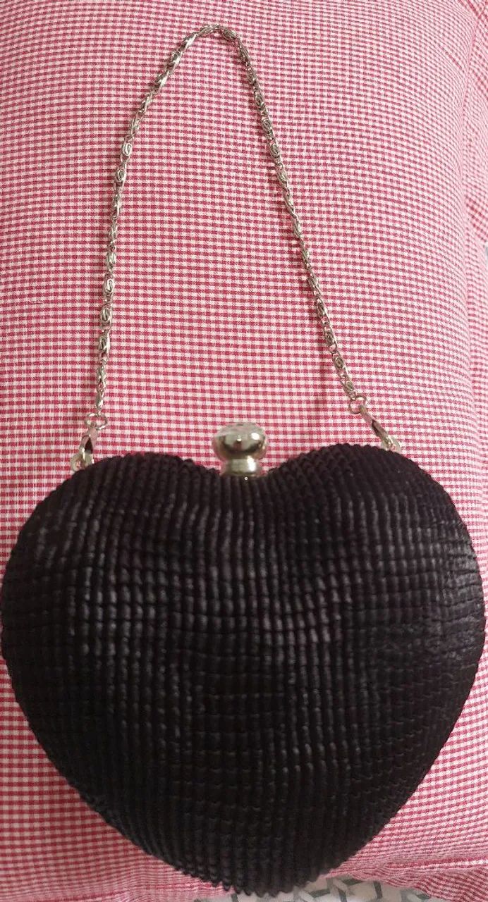Bolsa de coração preta em tecido