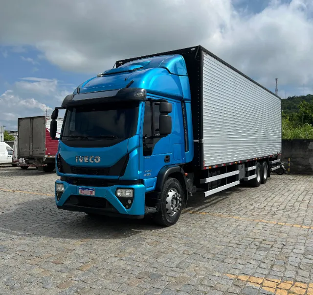 Iveco Tector 24-300 6x2 - Truck Baú - Ano 2022 - Automático