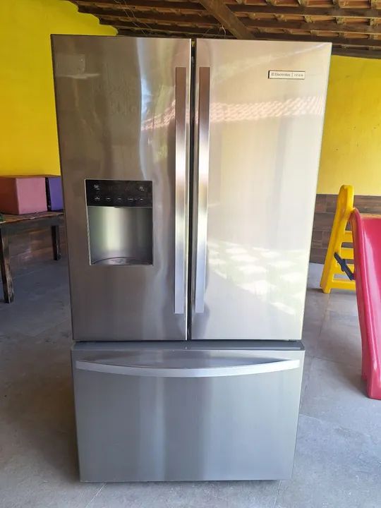 Semi nova Geladeira French door Electrolux