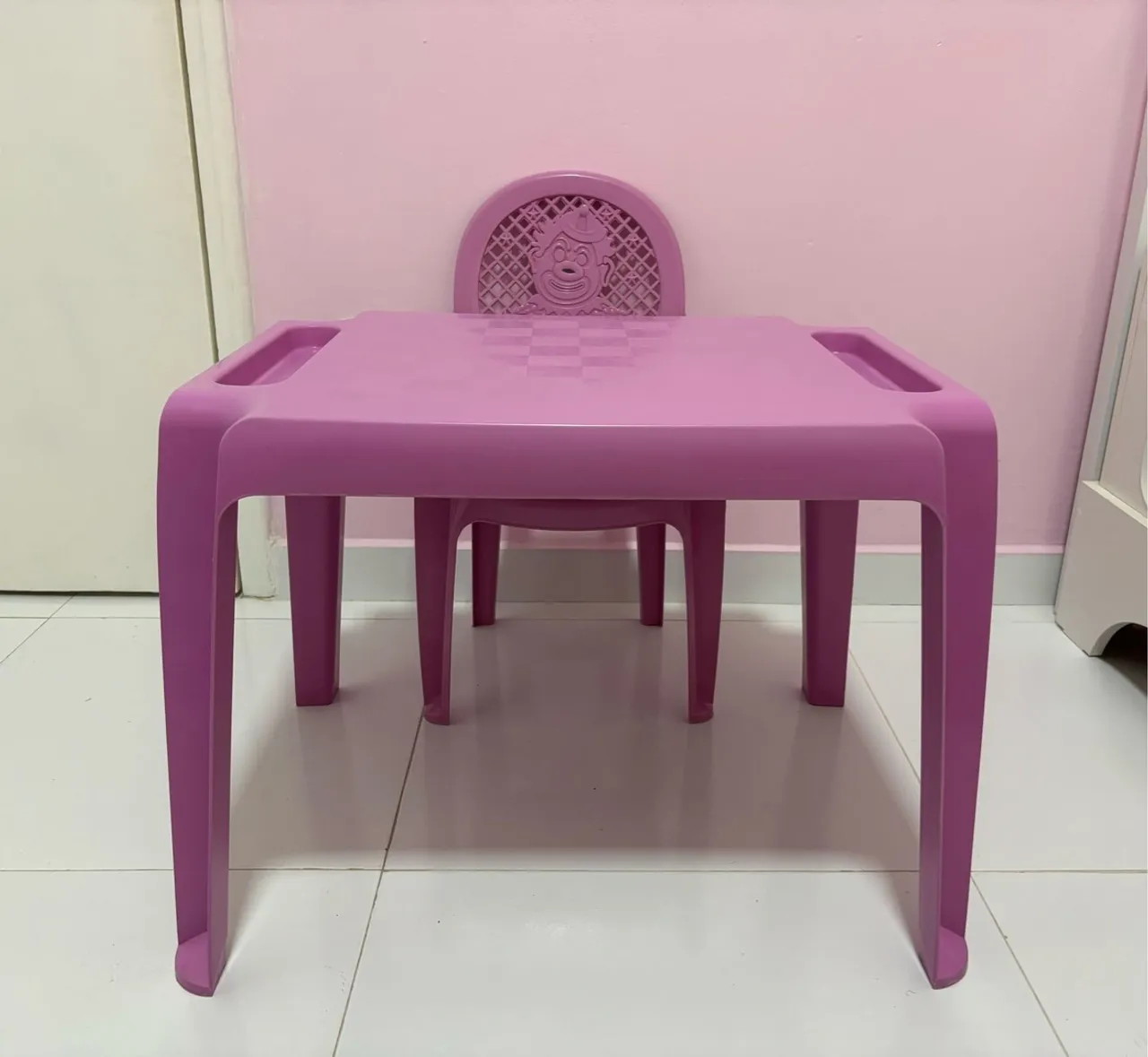 Mesa com 1 cadeira para criança