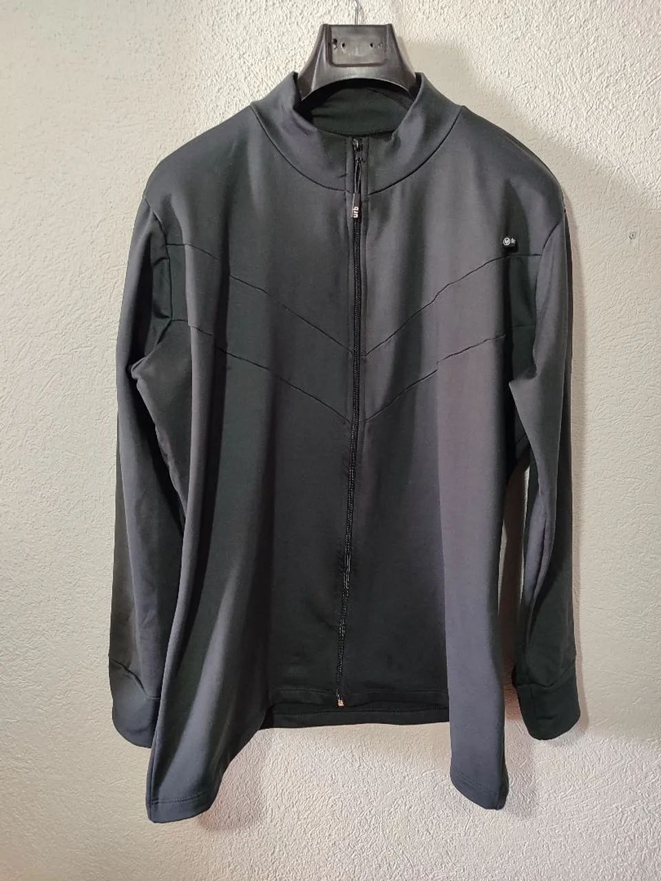 Jaqueta esportiva preta com detalhes