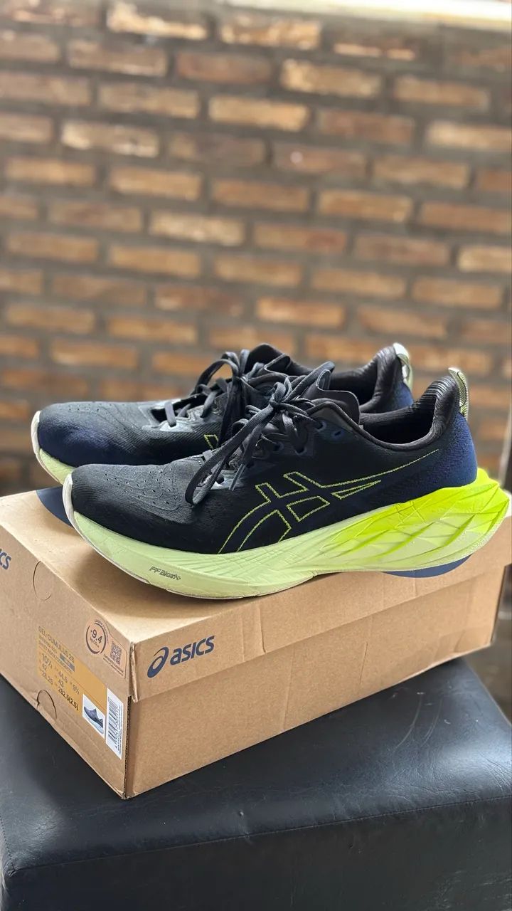Asics Novablast 4 cor preta n42 - Bom estado