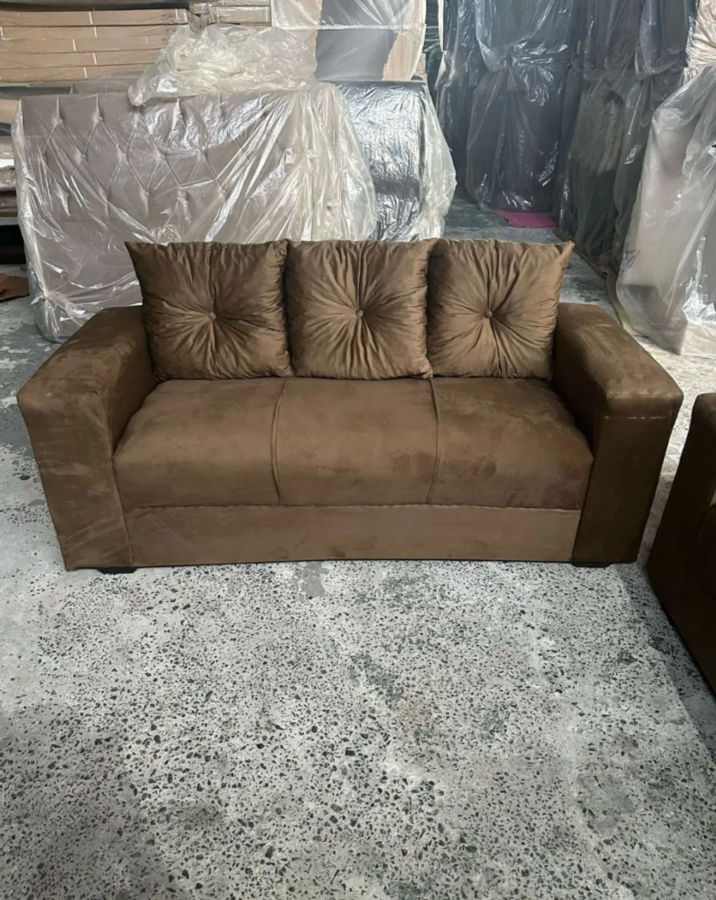 Sofá Pop 3 Lugares Marrom Elegante- ACOMPANHA 3 LINDAS ALMOFADAS