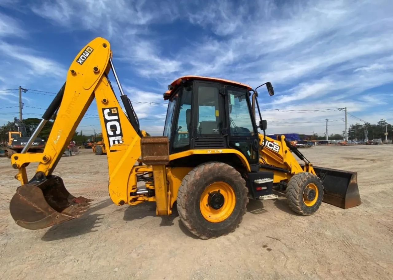 Retroescavadeira JCB 3CX ano 2021, 4x4, com ar condicionado, em SP