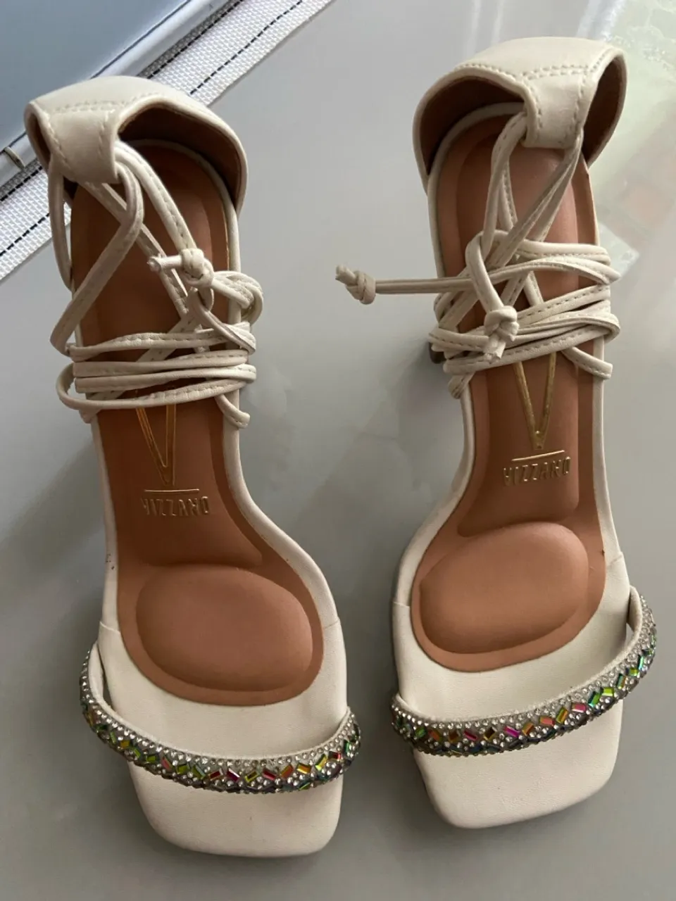 Sandália Vizzano Branca com Detalhes em Strass