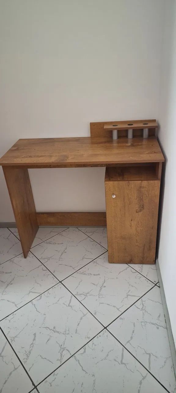 Escrivaninha, mesa para computador com 1 porta.