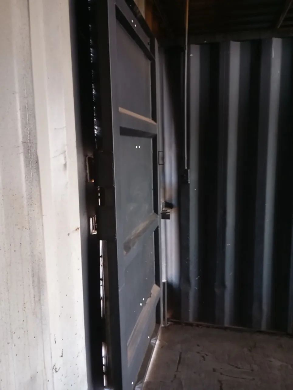 Vende-se Portão de Aço reforçado 5mm (porta de container) medindo 1,20m x 2,00m - Foto 3