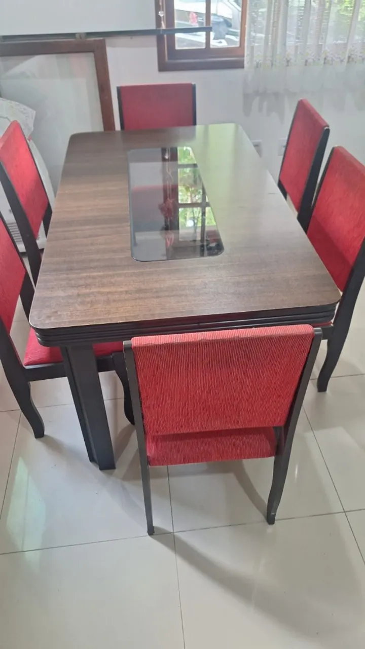 Mesa e cadeiras
