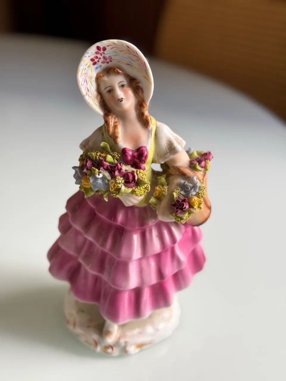 Figura em porcelana - Dama com chapéu e cesta de flores - Foto 2