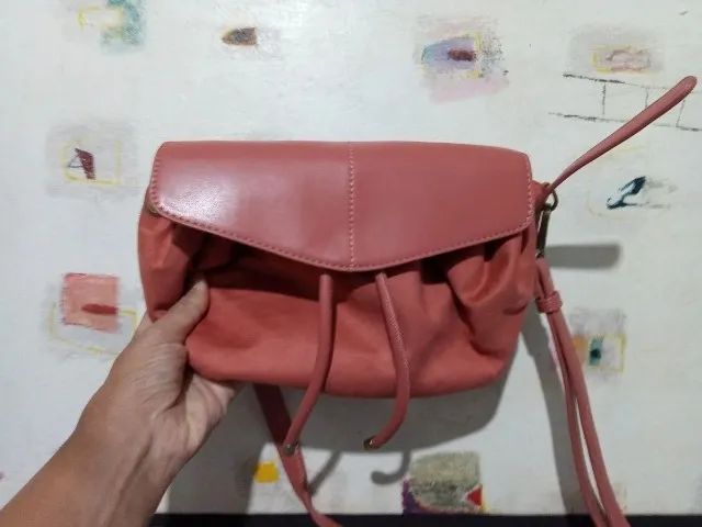 bolsa coral transversal média suede com tampa e alça