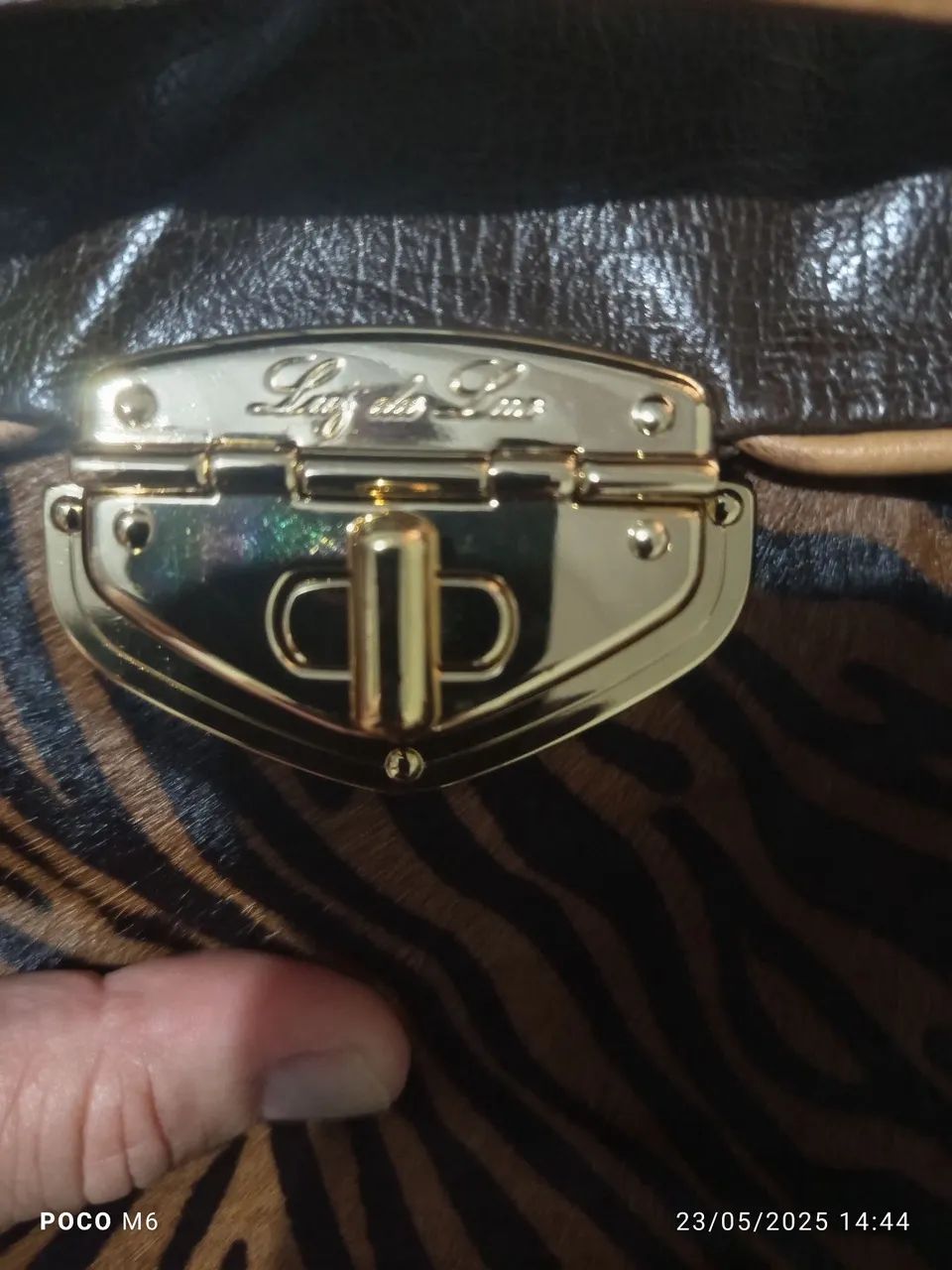 Bolsa de Couro com Detalhes Animal Print - Foto 4