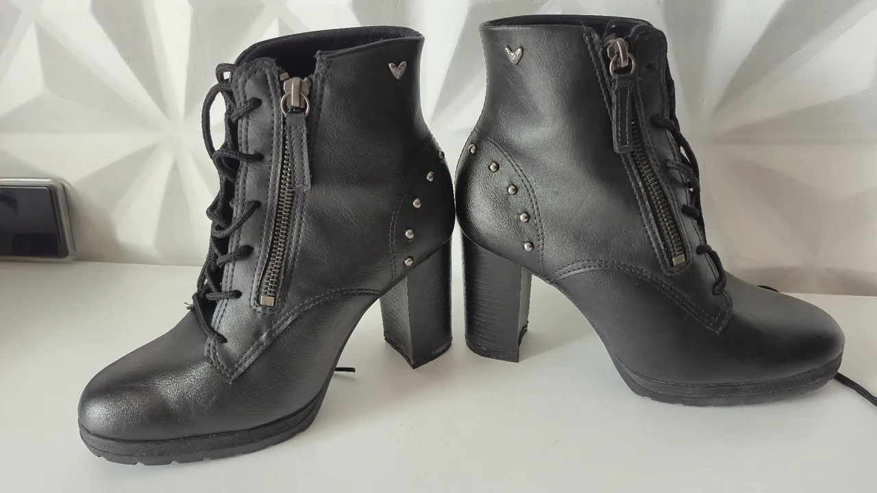 Bota Mississipe preta com salto alto
