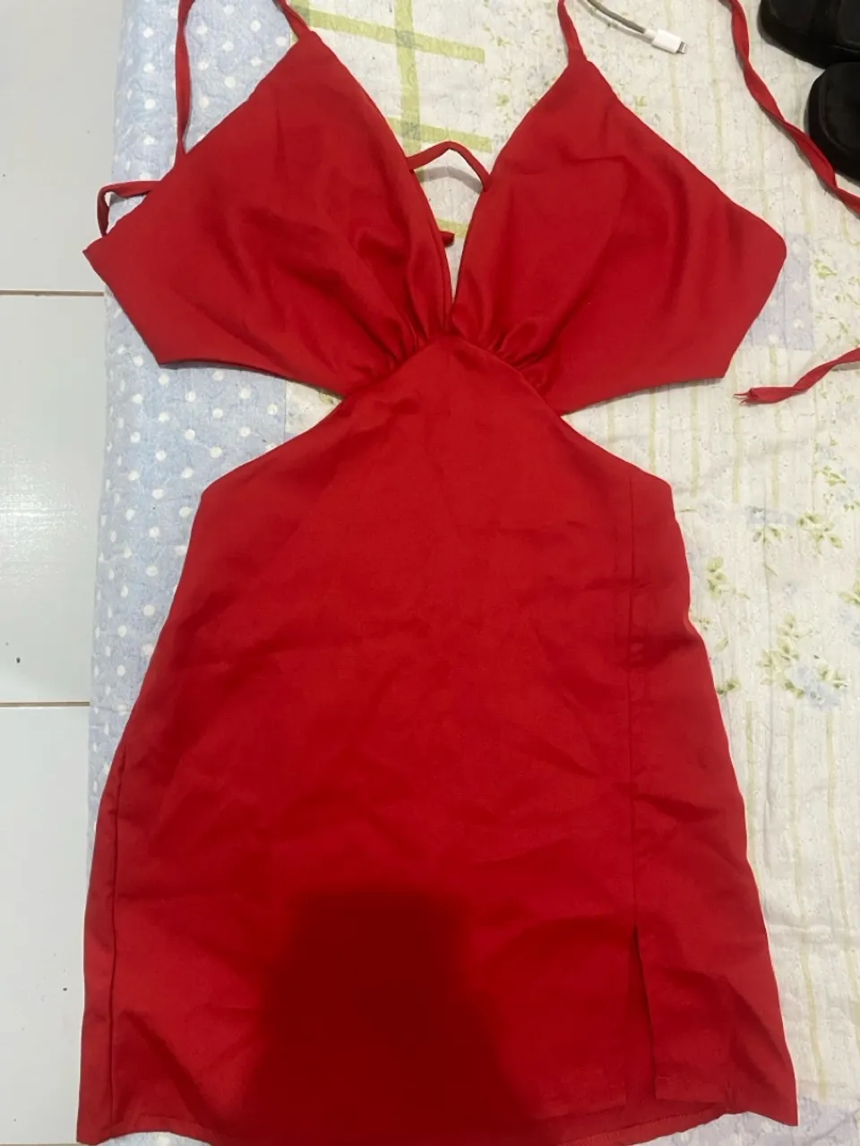 Vestido vermelho com recorte