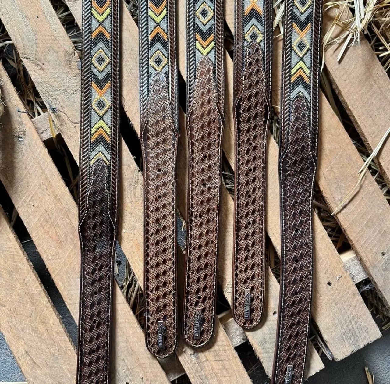 Cintos de Couro com Detalhes em Pedrarias