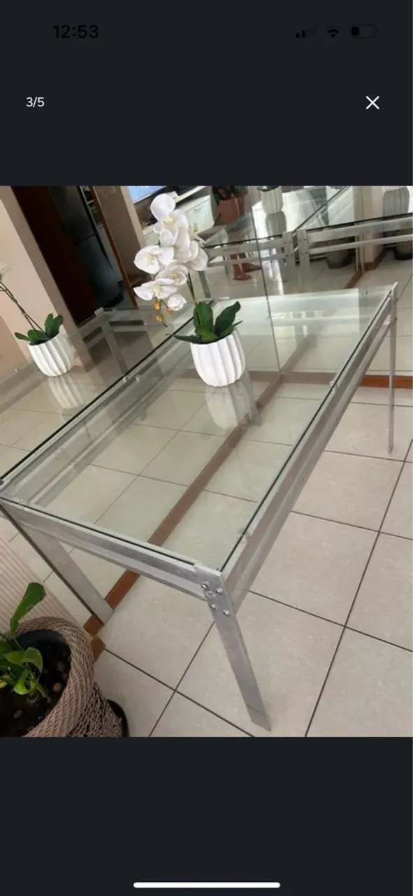 Mesa de vidro com estrutura em alumínio
