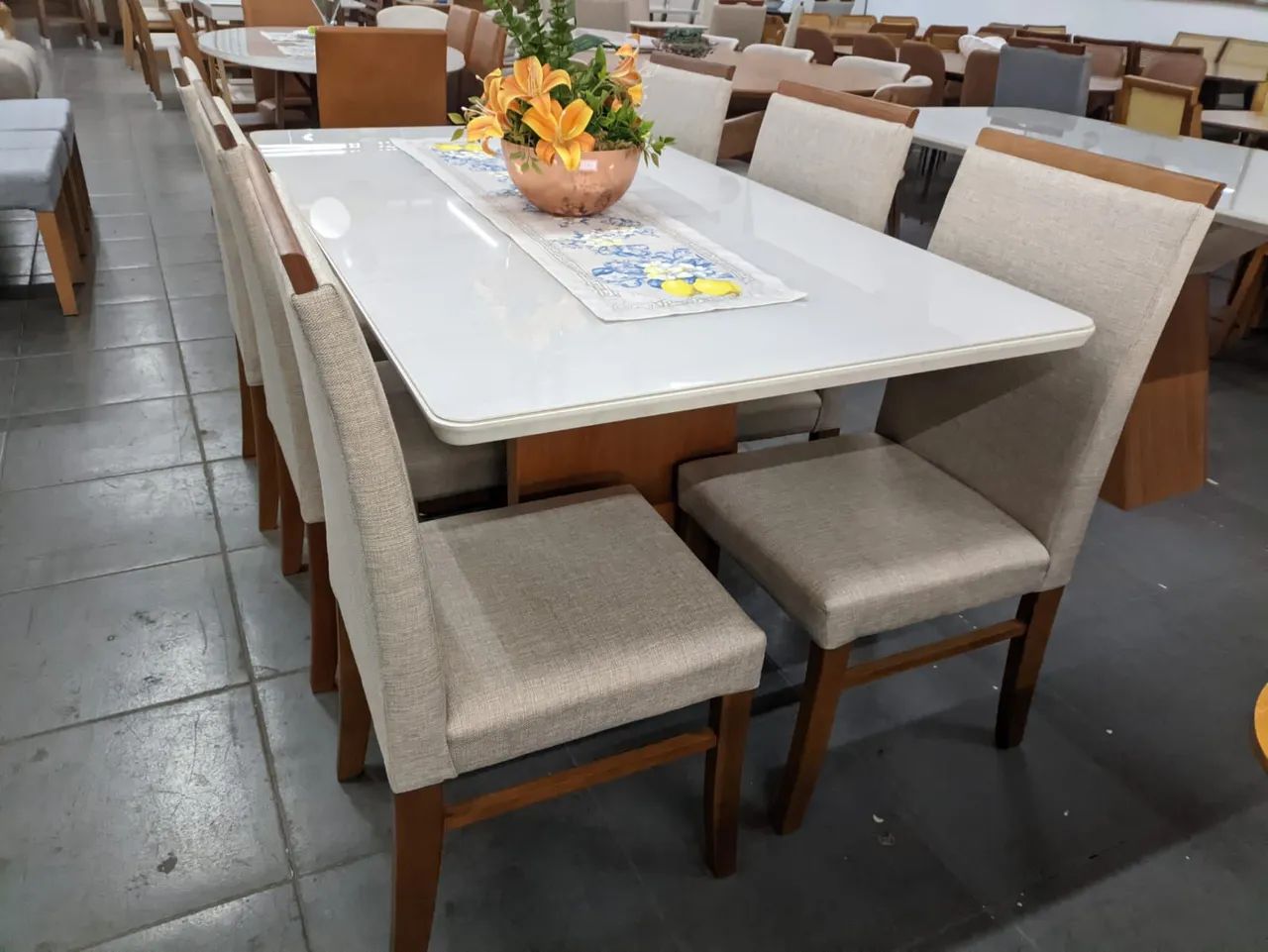 Mesa nova com cadeiras de madeira maciça a pronta entrega  - Foto 2